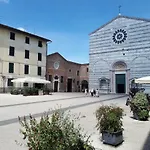 Luce Penzion Lucca